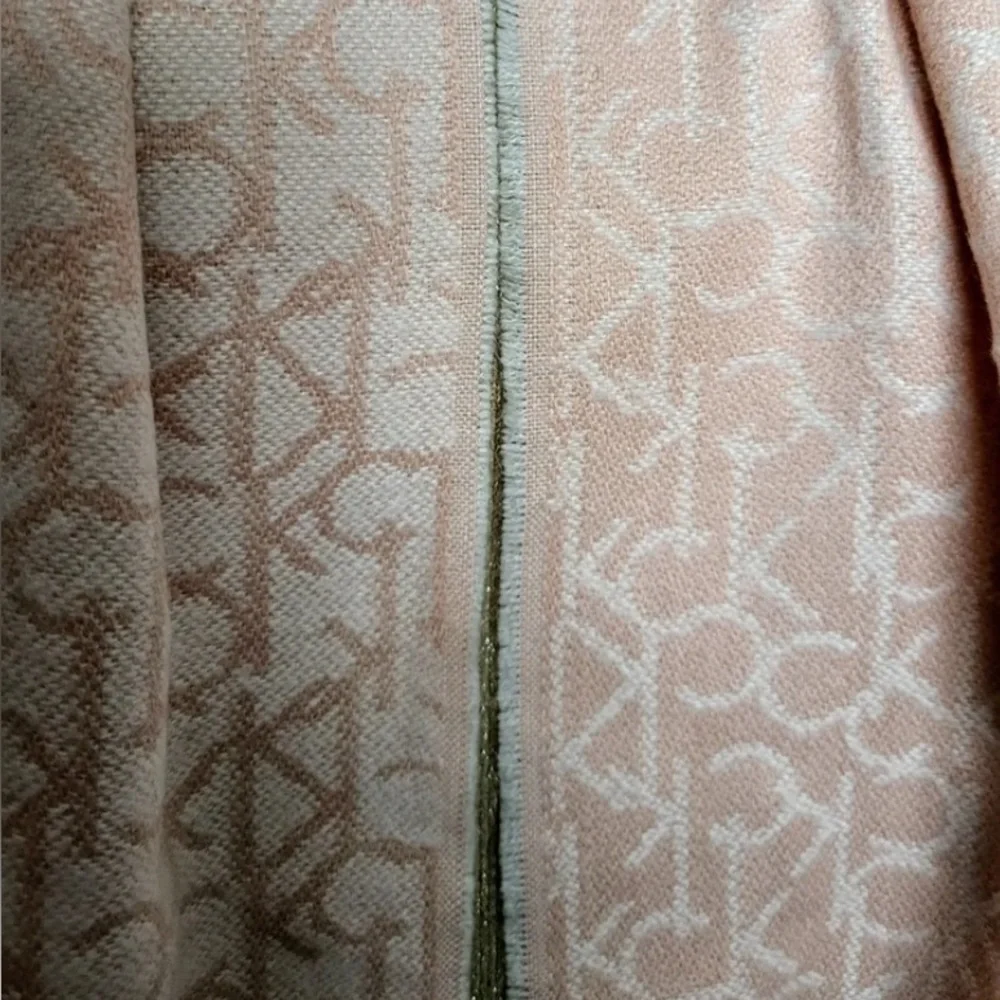 CALVIN KLEIN Classic Logo Pattern Winter Scarf/Light Peach and White Double Face